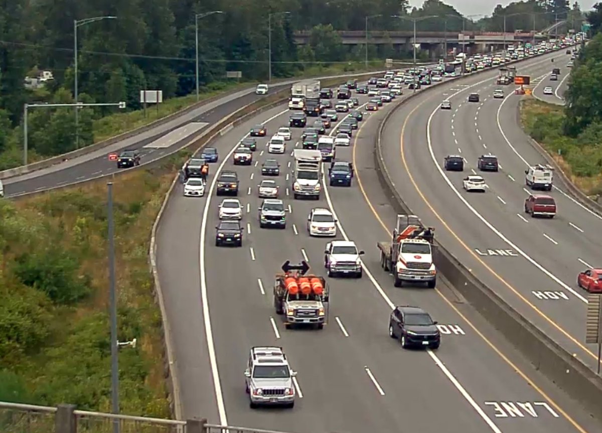 ⚠️#BCHwy1 - Watch for a multi-vehicle incident eastbound at Brunette Ave.
The HOV lane is blocked. Three vehicles are also on the right shoulder.
Slow down and pass with caution. #Coqutlam #Burnaby