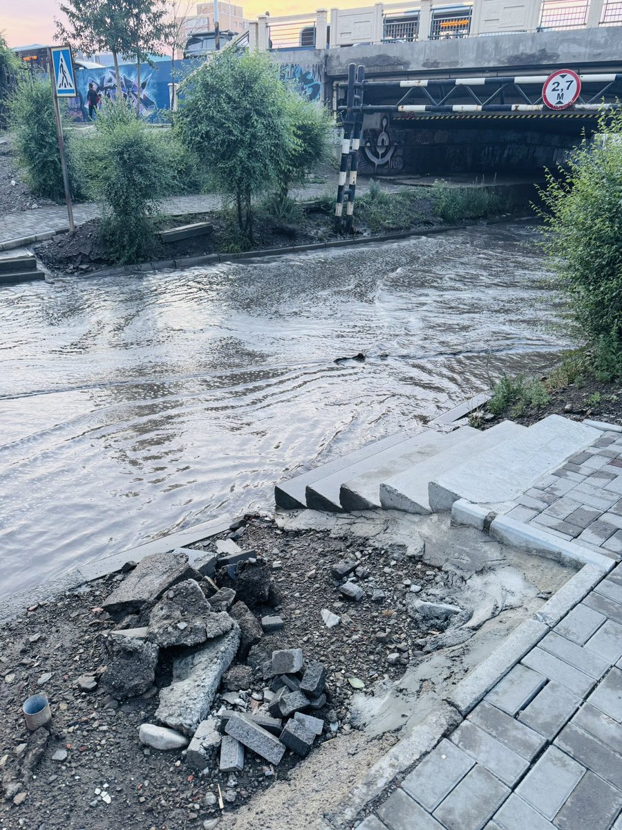 Энэ замыг хучаад сар хүрээгүй байгаа. Ингэж ус тогтоод удлаа. Сэлбэ голруу нэг нүх гарраад явуулчихаач ээ. Хотын зам тавьж байгааг дээ 😏