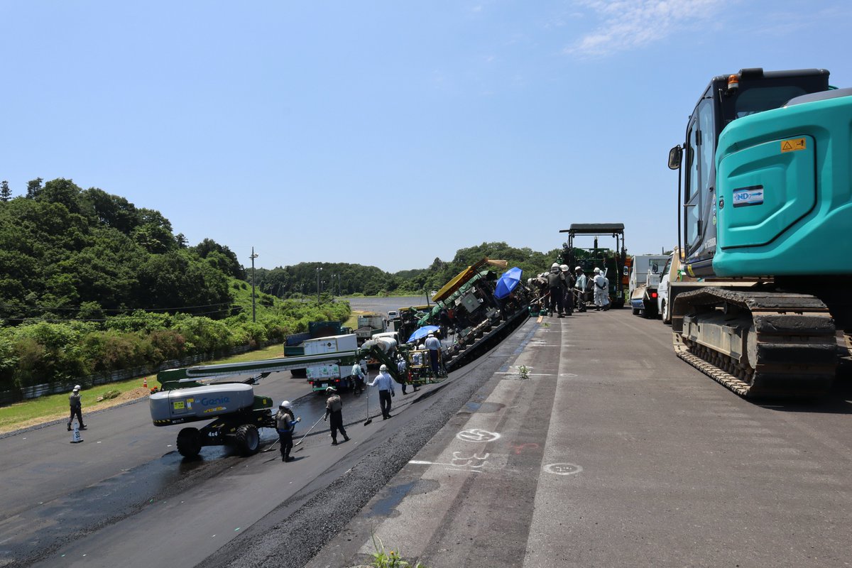 #城里テストセンター の高速周回路改修工事は
おかげさまで順調に進んでいます

3車線から5車線への拡幅工事は
天候に左右されることもあり
好天時には朝3時から準備がはじまり
約12時間ほどかけて作業が行われます

10月竣工まで安全第一で進めて参ります⛑️
#STC
jari.or.jp/test-courses/s…