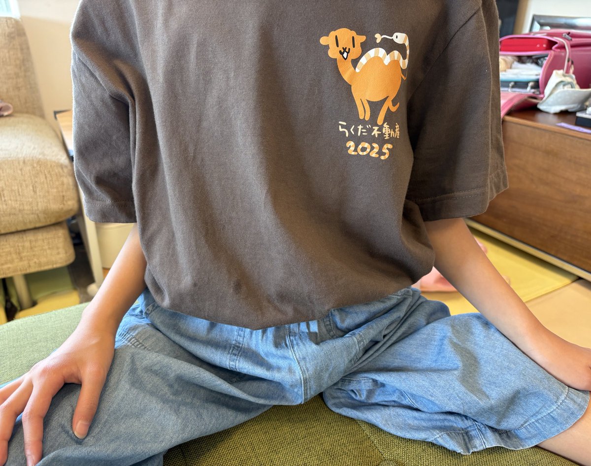 HomeInspector_B's tweet photo. 小４の娘
「今日、らくだ不動産着て行きたい！」

※らくだ不動産ファン

らくちゃんも一緒に小学校に行きましたww https://t.co/fkmrhtMu8N