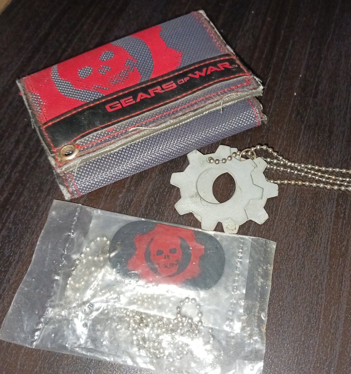 YourBuddyDinec's tweet image. Found some things reminding me of the awesome @therealcliffyb when i was cleaning out some old collections. Loved these games. The cog tags are so well used and tarnishes you cant really read them anymore sadly. At least the wallet wasnt too busted from use. 🥲 #GearsOfWar