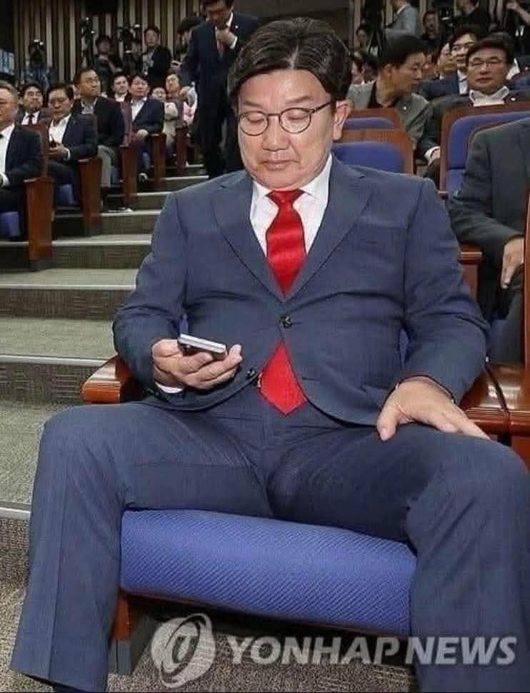 공무원 합격은 권성동의 인기에 이어서 제2의 윤석열을 노리는 이 시대의 진정한 '쩍벌남'. 조만간 배성윤 게이트로 경찰이나 검찰에서 보게 되겠다. 권성동이 마려한 밥상에서 젓가락 두들기던 기레기들 경배하라!

goodmorningcc.com/news/articleVi…