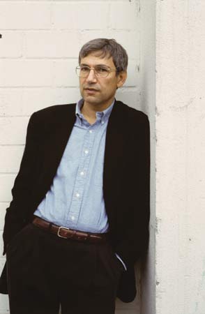 OnlyOrhanPamuk's tweet image. "Çünkü kendim olmazsam onların olmamı istedikleri biri oluyordum ve onların olmamı istedikleri o insana hiç katlanamıyordum ve onların olmamı istedikleri o dayanılmaz kişi olacağıma hiçbir şey olmayayım ya da hiç olmayayım daha iyi, diye düşünüyordum."
Kara Kitap