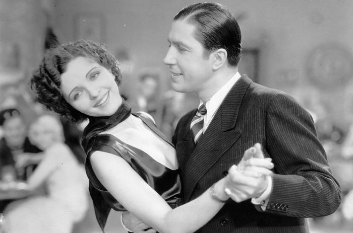 fui a ver el día que me quieras al cine y la gente aplaudía de emoción cada vez gardel terminaba de cantar un tema. a veces la vida es buena