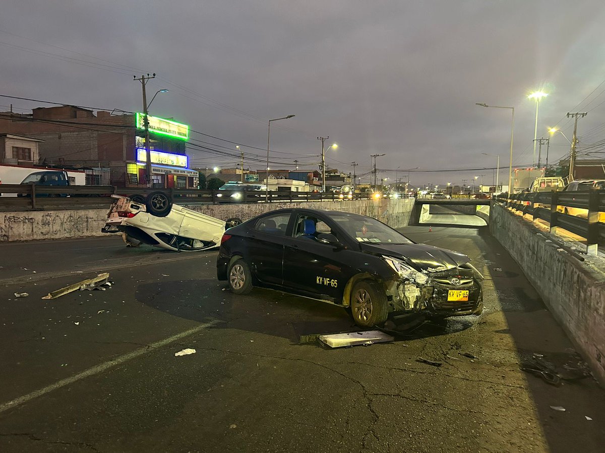 ¡Máxima precaución conductores! 🚨 por accidente de tránsito en el paso bajo nivel de rotonda Tucapel, suspendido el paso hacia el oriente por Av. Diego Portales, prefiera alternativas.