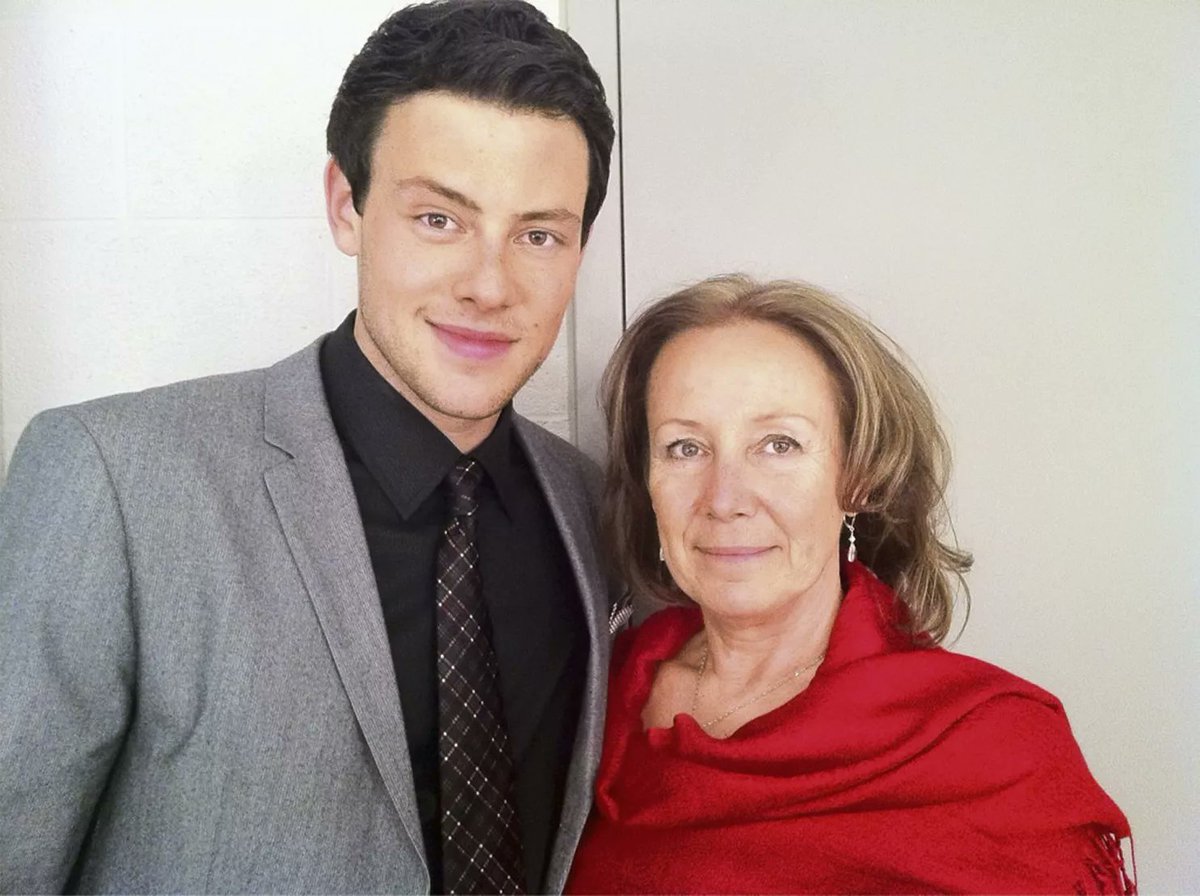Ann McGregor, mãe de Cory Monteith, faleceu aos 74 anos. A família acaba de divulgar em comunicado. 

"Nossos corações estão despedaçados. Sentiremos falta das longas conversas, risadas e dos melhores abraços. Cory e Ann estão reunidos agora." 🖤🕊