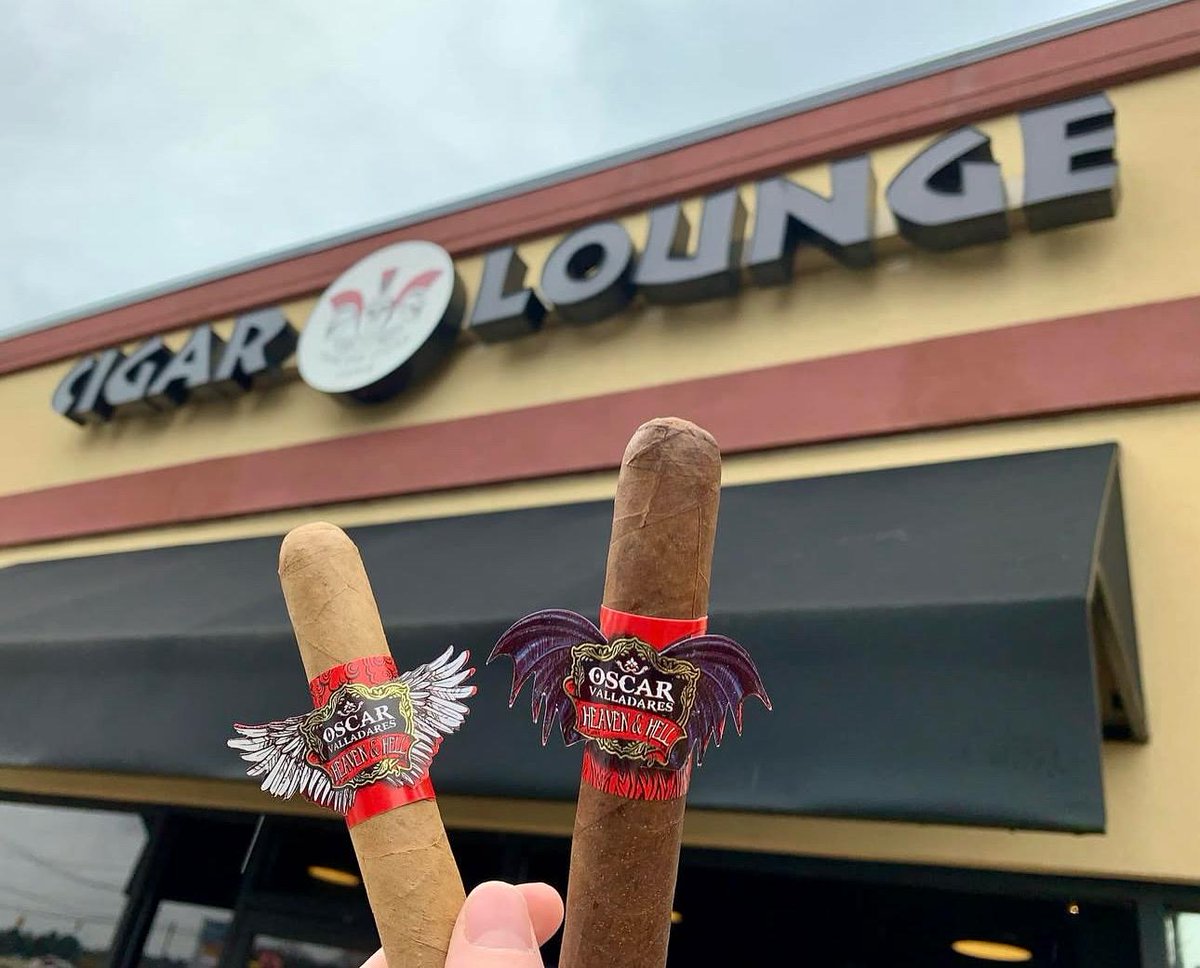 ovcigars's tweet photo. 📸: @ mark_weissenberger
Thursday’s dilemma: rise to Heaven or embrace the fire?🔥🌅
#ovcigars #oscarcigars #cigaraficionado #botl #sotl #cigartime
#cigarlover #cigarjournal #lifestyle #cigarlifestyle
#cigarpassion #cigarsnob #cigars https://t.co/MYX4N78SnU