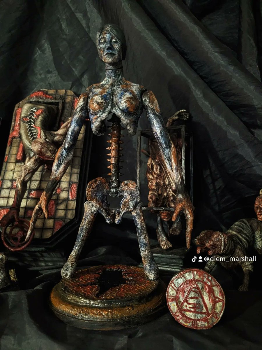 diemmarshall's tweet photo. Silent Hill GOD..  #silenthill #figurine #HorrorCommunity #abstractdaddy #silenthillart #terror #heathermanson #silenthillcosplay #survivalhorror #gaming #gamer #horrorgames #silenthillart #art #HorrorGames #SilentHill2Remake https://t.co/BhZKikfis8