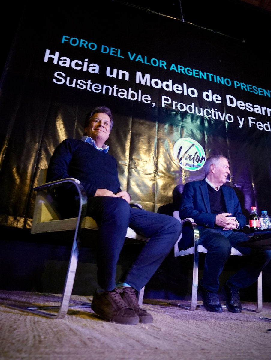 Con <a href="/JSchiaretti/">Juan Schiaretti</a> estamos sembrando la semilla de algo nuevo. Representamos a una mayoría silenciosa que sueña con una Argentina próspera, en paz y con una clase media fuerte. Ni los de antes, ni los de ahora: para adelante 🇦🇷
