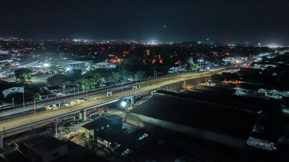 🚧 ¡Managua avanza!
Pronto inauguramos el nuevo paso a desnivel en La Robelo, Carretera Norte, en homenaje al Cmdte. Julio Buitrago.
Obra clave del proyecto de ampliación de la Pista Héroes de la Insurrección 🏗️🇳🇮
