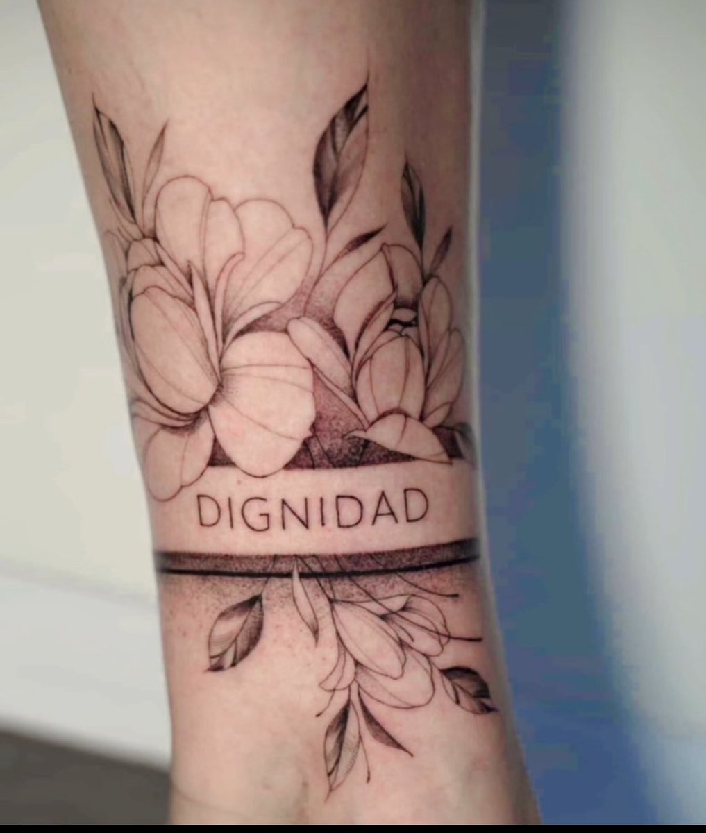 emeper's tweet photo. Ella se tatuó la tobillera y le puso dignidad, yo me voy a tatuar una poronga en el orto y le voy a poner "HOMBRÍA" https://t.co/5EAN5eBaX0