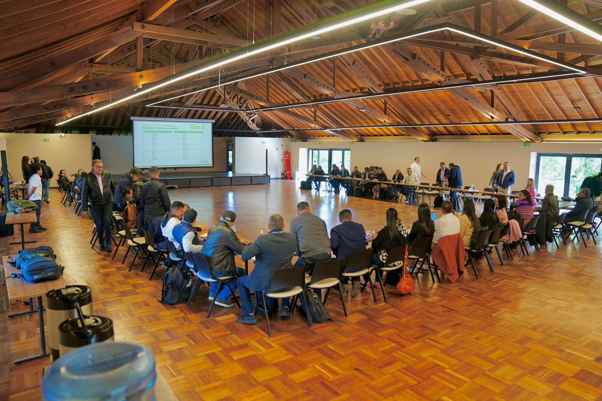 PaulaCepedaR's tweet photo. Hoy estamos en comité de gerencia pleno del @ICACOLOMBIA. Vinieron todos los gerentes seccionales del país para revisar avances, tomar decisiones y organizar el segundo semestre de este 2025. 
¡Esta gerencia es de las regiones hacia el centro! https://t.co/9yPZDi6CT1