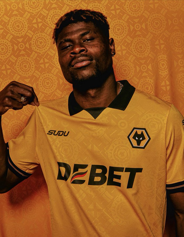 This is a work of art. The colour, the collar, the subtle design in the fabric. Whoever designed this shirt needs to take a bow. SUDU have nailed it!. 🐺 #wwfc