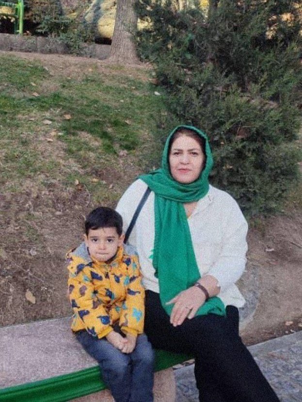 ۱۱۳. زهرا عبادی| مددکار زندان اوین، ۵۲ساله
۱۱۴. مهرداد خیری| کودک ۵ساله‌ی زهرا عبادی
پیکر این مادر و پسر ۳روز بعد از انفجار، از زیر آوار پیدا شد.
اسرائیل گفته بود به زندان اوین به نشان آزادی حمله کرده.
گزارش شرق:
instagram.com/p/DLX8NThNfW7/…
#زهرا_عبادی
#مهرداد_خیری