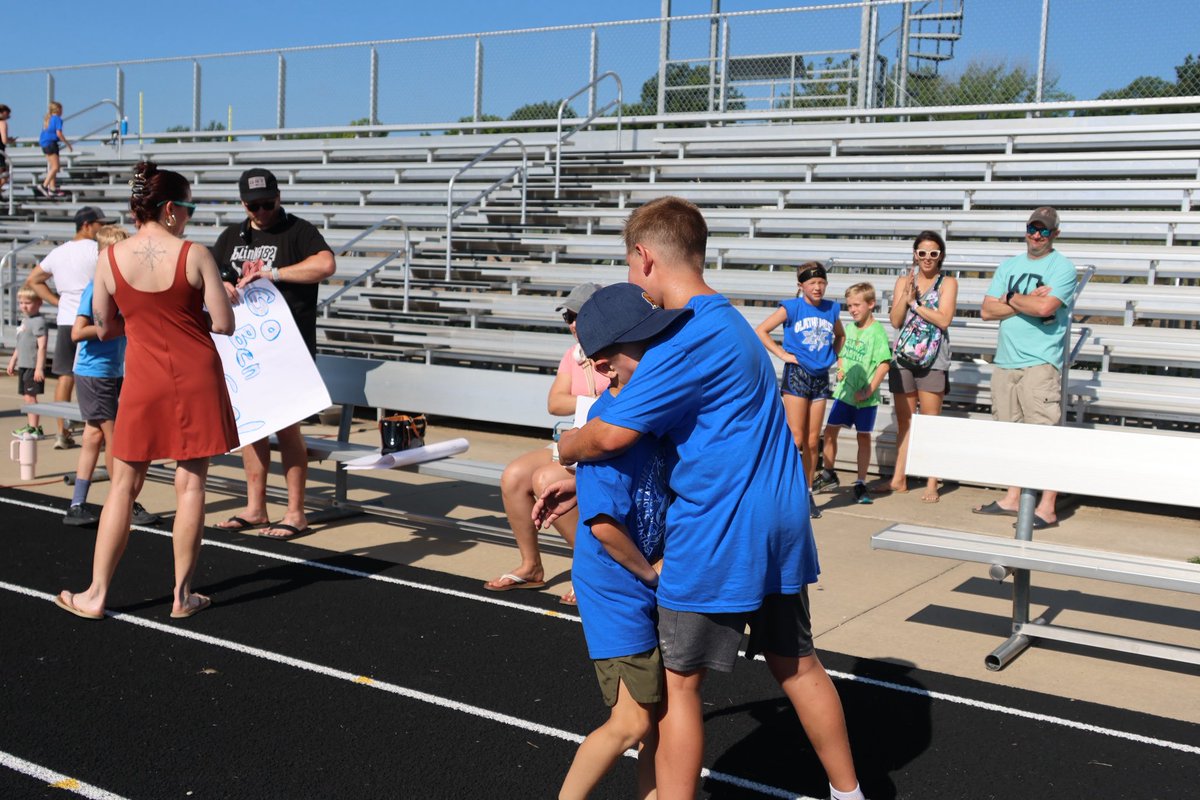 owlxc's tweet image. These pics are what it’s all about- encouraging and supporting your teammates! 💙