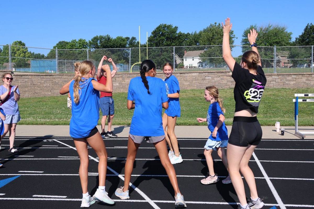 owlxc's tweet image. These pics are what it’s all about- encouraging and supporting your teammates! 💙