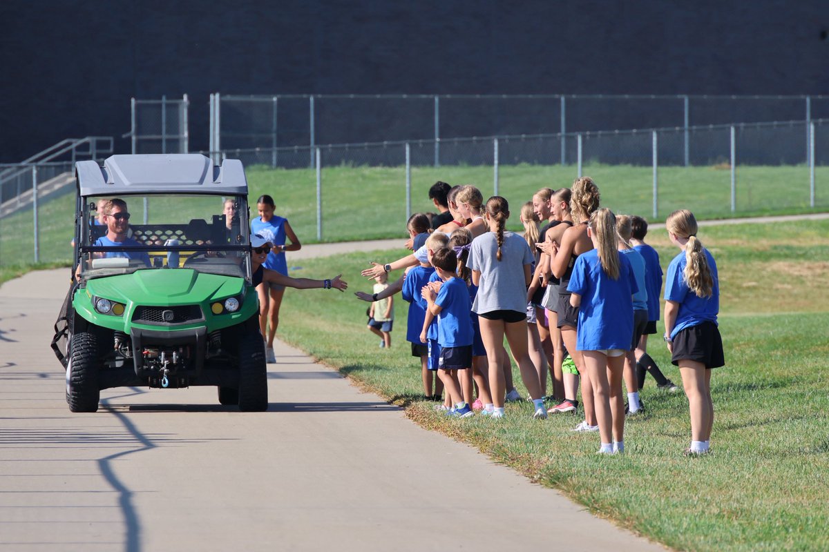 owlxc's tweet image. These pics are what it’s all about- encouraging and supporting your teammates! 💙