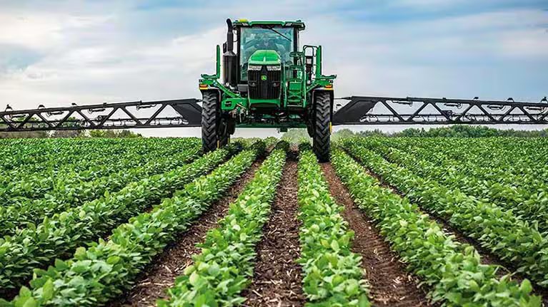 Si el Estado vive del sector agrícola casi exclusivamente desde hace 23 años y medio, lo mínimo que debería hacer es vetar absolutamente todas las leyes nacionales, provinciales y municipales que impiden a la Argentina aplicar fitosanitarios como en todo el mundo civilizado.