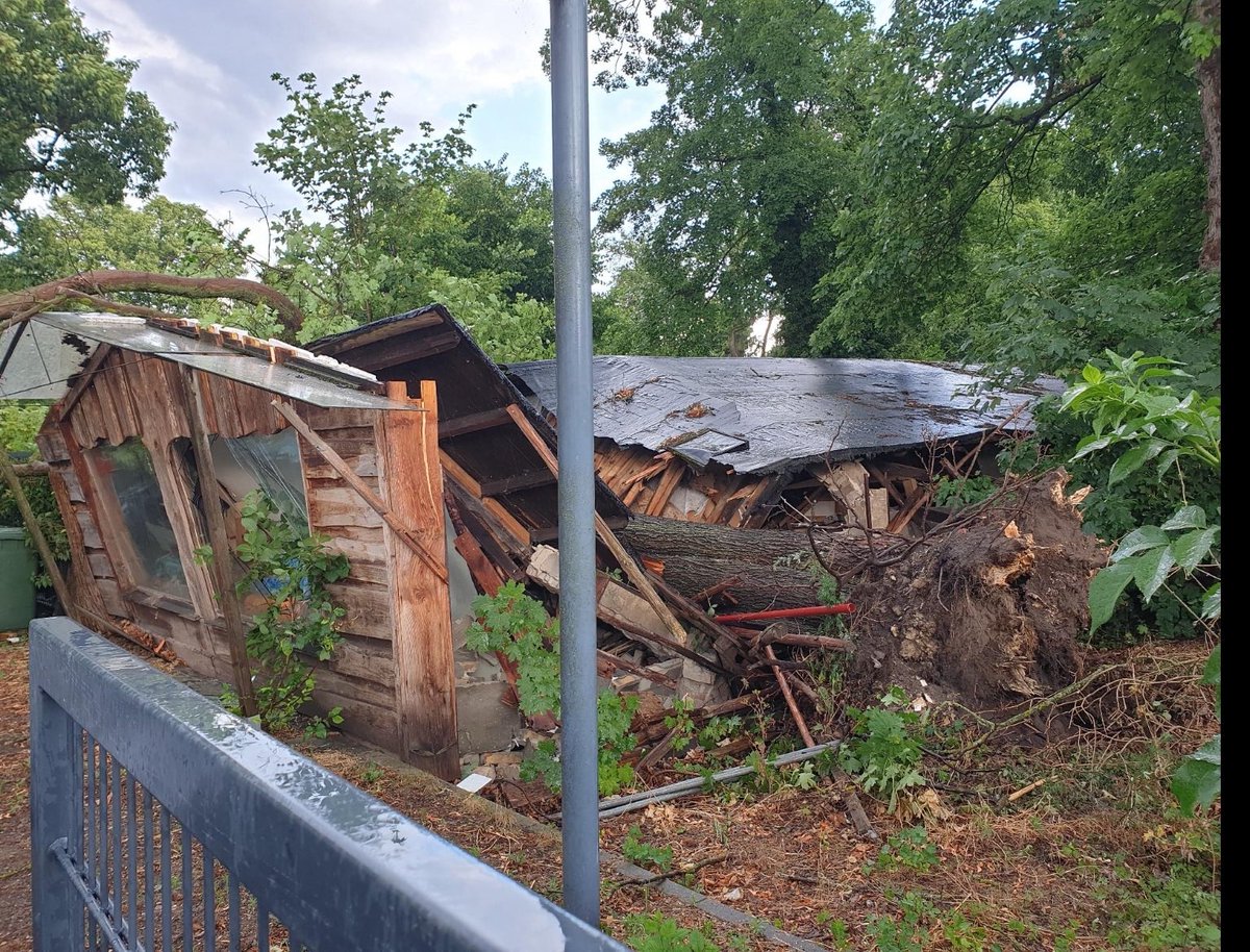 GerWeather's tweet image. A sight you‘d expect to see over Munich rather than the greater Berlin area; two right-moving supercells and a trailing MCS causing widespread travel disruptions throughout the city. Many reports of fallen trees and other damage.
Pictures from the DWD app