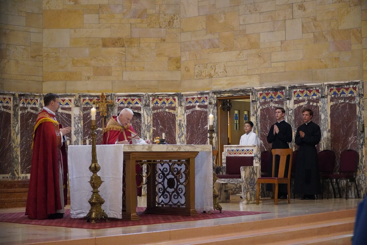 ArchlouVocation's tweet image. Seminarians Emerson Wells &amp;amp; Jonathan Heitkemper assisted at a recent mass at St Francis of Assisi with Fr Dolan and Fr Erdman.
#archlouvocations #SeminarianLife #SummerAssignment