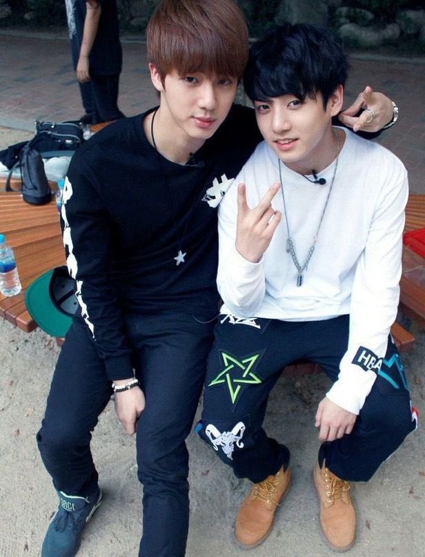 zzangkook22's tweet photo. 그니까..............
왼쪽이 오른쪽을 거의 키우다싶이 햇다고...?
아진짜구라치지마........
이 사진 안에 애기들밖에 없잖아 지금....
애가 애를 어케 키우는데..... https://t.co/EWg148iLCH