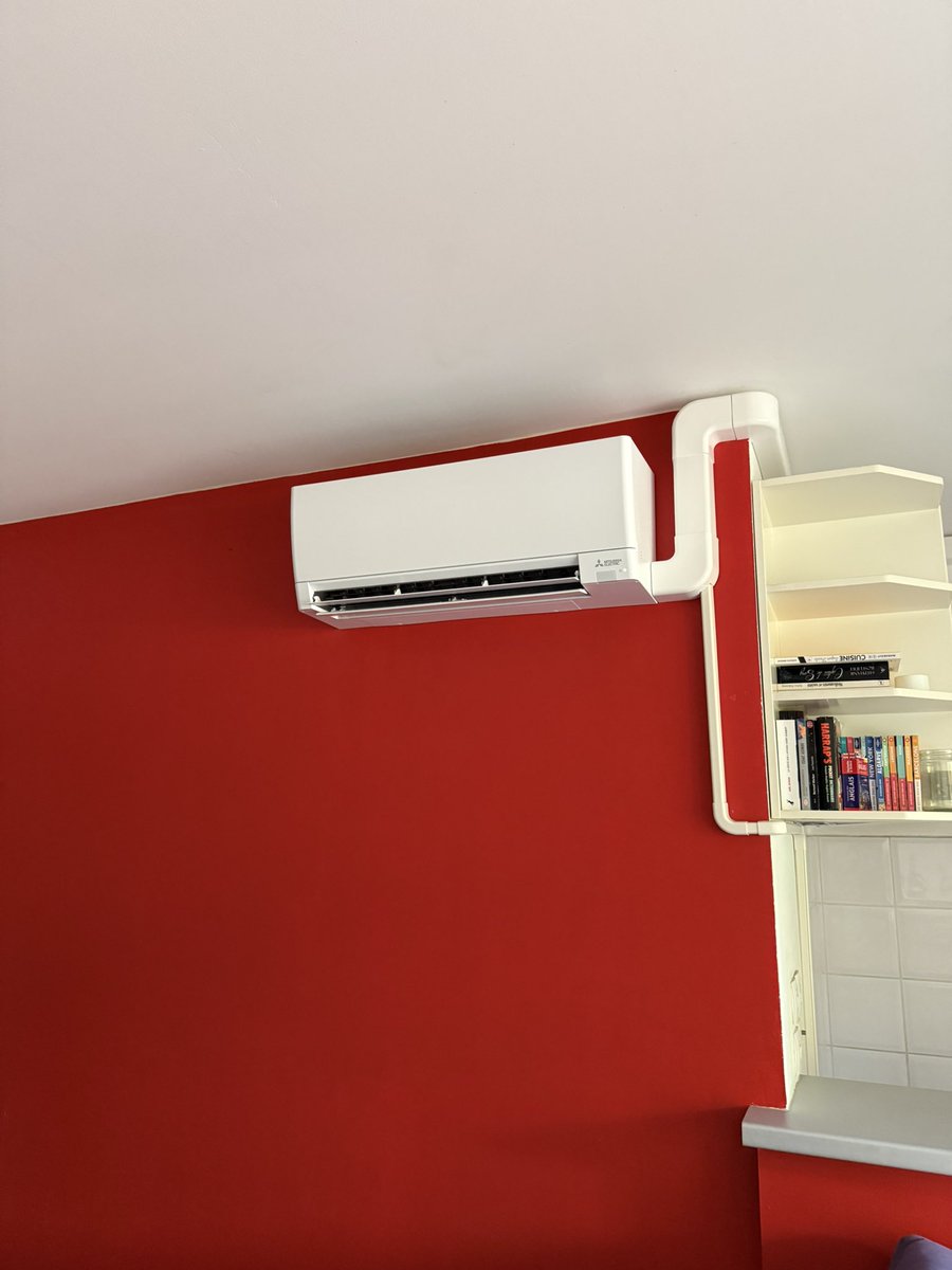 Bonjour <a href="/marinetondelier/">Marine Tondelier</a> ,

Petite devinette: je suis flambant neuve sur la photo, je peux produire du chaud comme du froid, et j’ai un bilan carbone très faible grâce à l’énergie nucléaire française, que suis-je ? 

Les autres, dites rien.