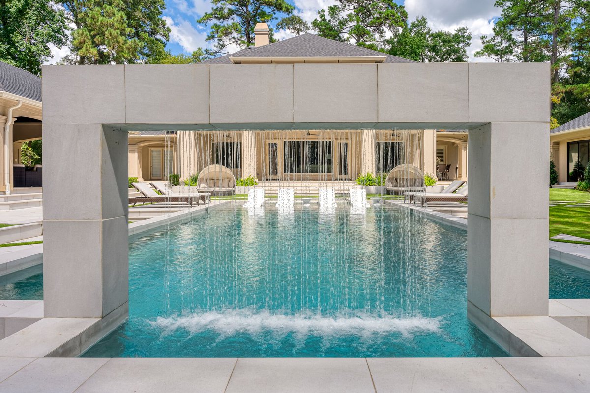 PlatinumPools's tweet image. More than just a pool, it’s a gathering place! 🍹 Design a poolside entertaining area with comfortable seating, a bar, and a grill to create the ultimate backyard hangout.

#PoolLife #BackyardGoals #PoolFun #SummerVibes #TexasLiving #Houston #Beaumont
