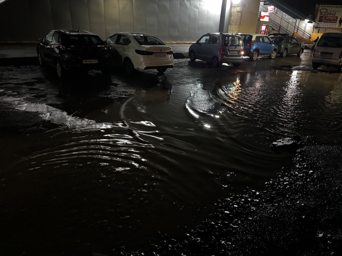 Veesjka's tweet photo. This is the situation of Jalgaon Stn.
Water is clogged at the entrance of Jalgaon Railway Station, right in front of the escalator.
It’s creating trouble for passengers, especially elderly people and those with luggage.
Please look into this urgently.
@RailwaySeva @BhusavalDivn https://t.co/iF60ohkdNt