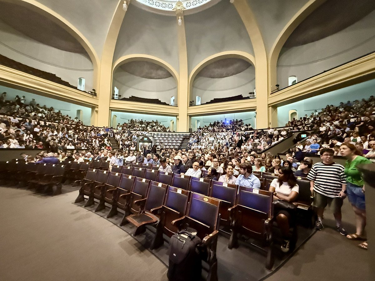 CANSARICA2's tweet image. It’s @TOtechweek, and @geoffreyhinton’s lecture yesterday was genuinely awe-inspiring. The follow-up discussion with @nickfrosst took things even further. One idea that stuck with me: nearly 30% of people working at computers today could be jobless within a decade. That’s a…