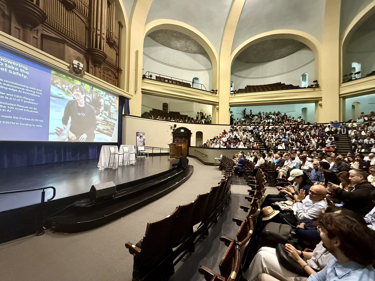 CANSARICA2's tweet image. It’s @TOtechweek, and @geoffreyhinton’s lecture yesterday was genuinely awe-inspiring. The follow-up discussion with @nickfrosst took things even further. One idea that stuck with me: nearly 30% of people working at computers today could be jobless within a decade. That’s a…