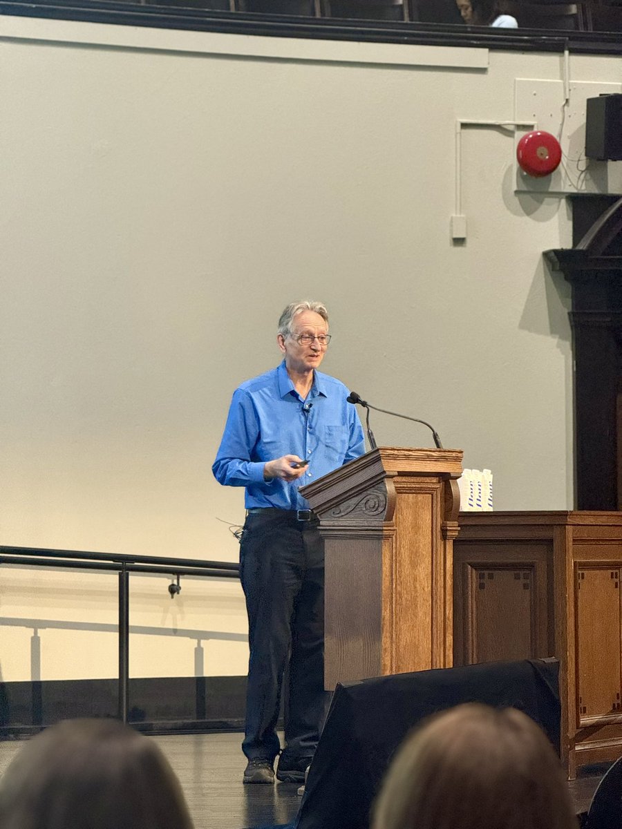 CANSARICA2's tweet image. It’s @TOtechweek, and @geoffreyhinton’s lecture yesterday was genuinely awe-inspiring. The follow-up discussion with @nickfrosst took things even further. One idea that stuck with me: nearly 30% of people working at computers today could be jobless within a decade. That’s a…