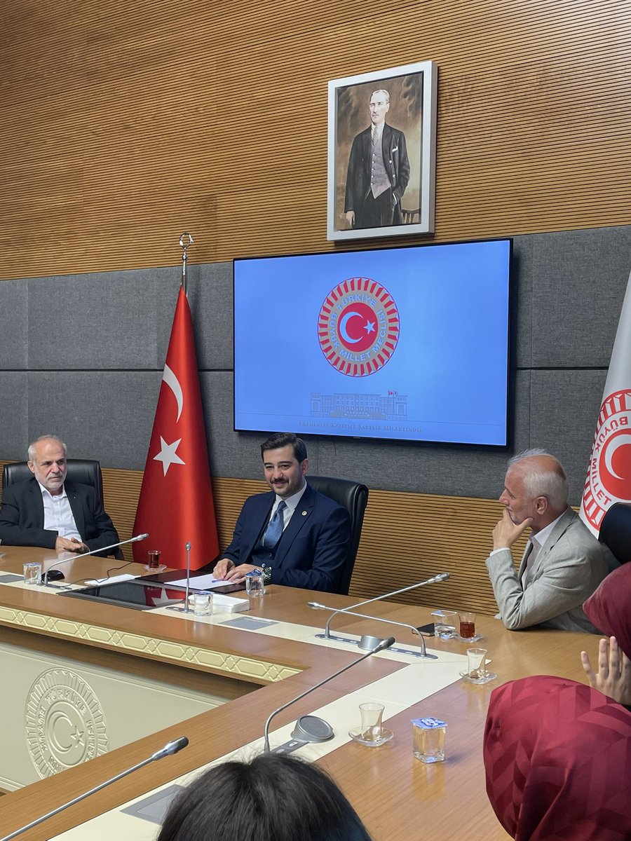 İzmir’den gelen imam hatipli liseli genç kardeşlerimizi Gazi Meclisimizde misafir ettik.

Ülkesine, milletine ve değerlerine bağlı bu pırıl pırıl gençlerle bir araya gelmekten büyük memnuniyet duydum. Meclis çalışmalarımız, yasama süreçleri ve Türkiye Yüzyılı vizyonumuz üzerine