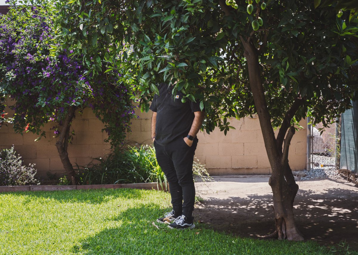 𝗛𝗶𝗱𝗶𝗻𝗴 𝗙𝗿𝗼𝗺 𝗜𝗖𝗘 𝗶𝗻 𝗟𝗔 is my new photo essay with <a href="/MotherJones/">Mother Jones</a> that profiles immigrants currently afraid to leave their homes: motherjones.com/politics/2025/…