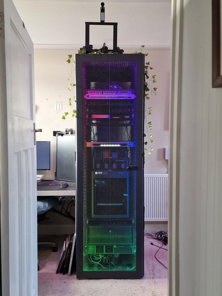 miaaowing's tweet image. i got a 1u console for the server rack in my bedroom ^w^
