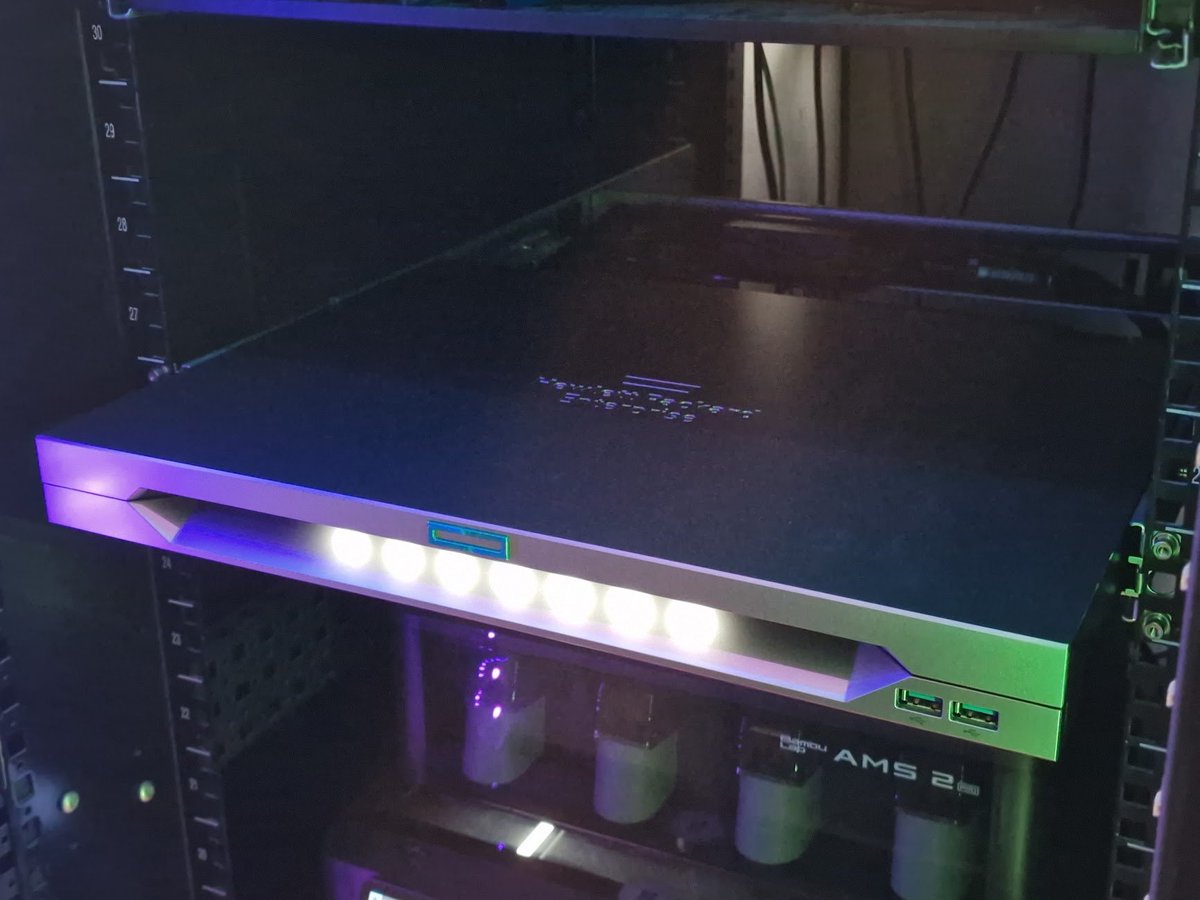 miaaowing's tweet image. i got a 1u console for the server rack in my bedroom ^w^
