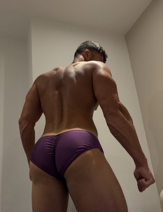 Watch J's leaked NSFW photo on TwXstars