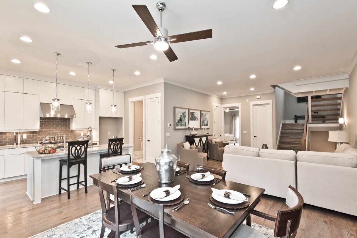 rearviewadv's tweet photo. Showcase your homes in the best light with professional photography from Rearview Advertising. 📸🏡

From model homes to community shots, we capture the details that help you stand out from the competition. https://t.co/raQpf8qcAR