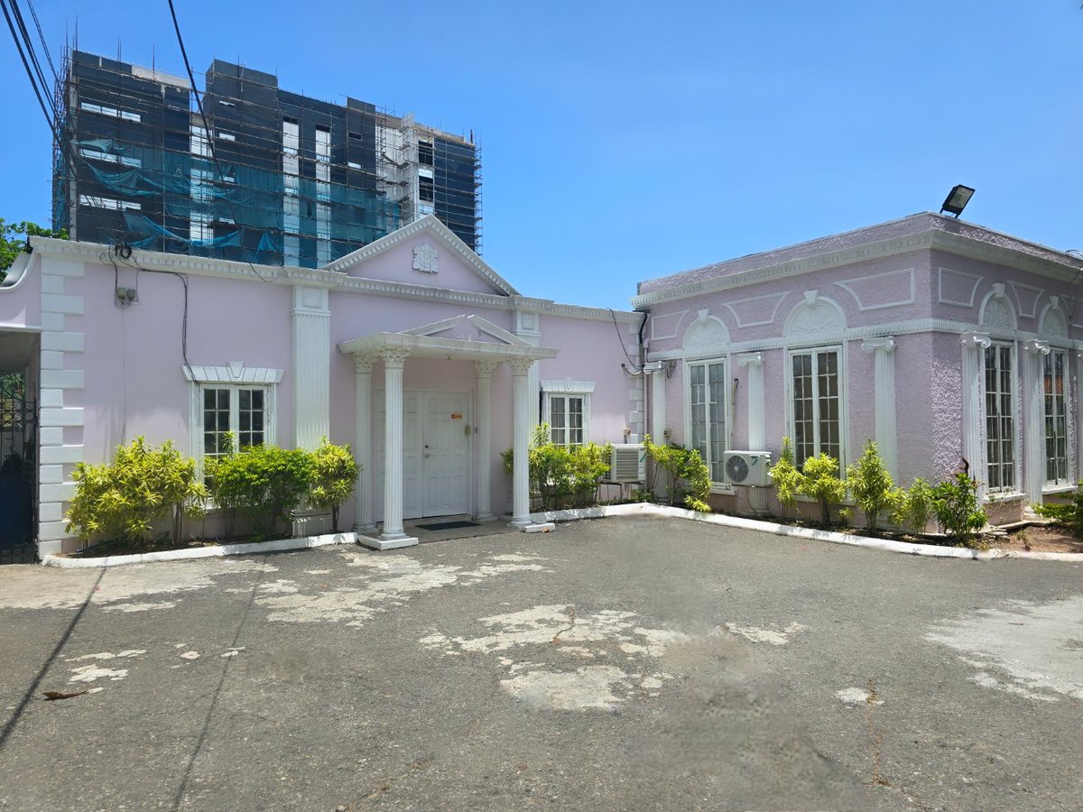 HeatherPinnock's tweet photo. FOR LEASE: 870 sq ft of commercial space in the 'pink building', Holborn Road, New Kingston. The unit has 3 rooms plus restrooms, a kitchenette, & dedicated parking spaces.
Details: https://t.co/klRy1tfk24
MLS#: 91098 | RCI Realty Plus Ltd DL-1004 #CRE #CREJamaica #TeamLucea https://t.co/gU1tYHHAf5
