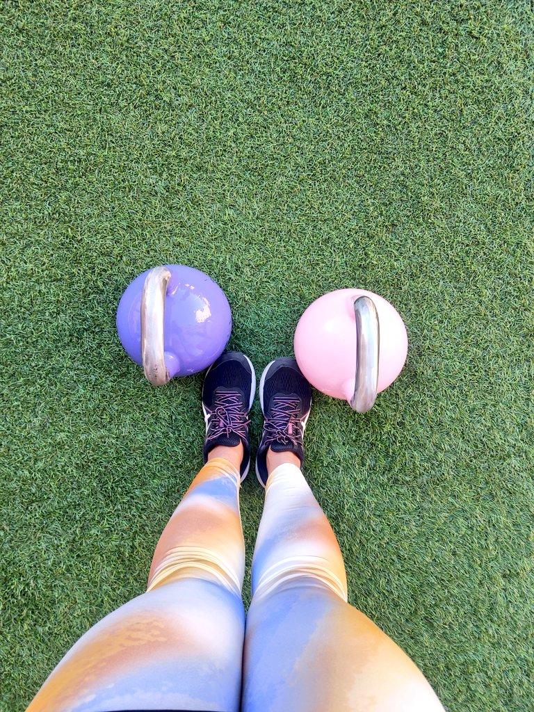 MeryGorB's tweet photo. Ser la menos discreta del #box is my pasion💪
P.D: la #kettlebell y yo ya somos prácticamente íntimas🫠🫠
#livinlavidamery #crossfit #laentrenaSion #burpees #gimtime https://t.co/1JNMd9Dq92