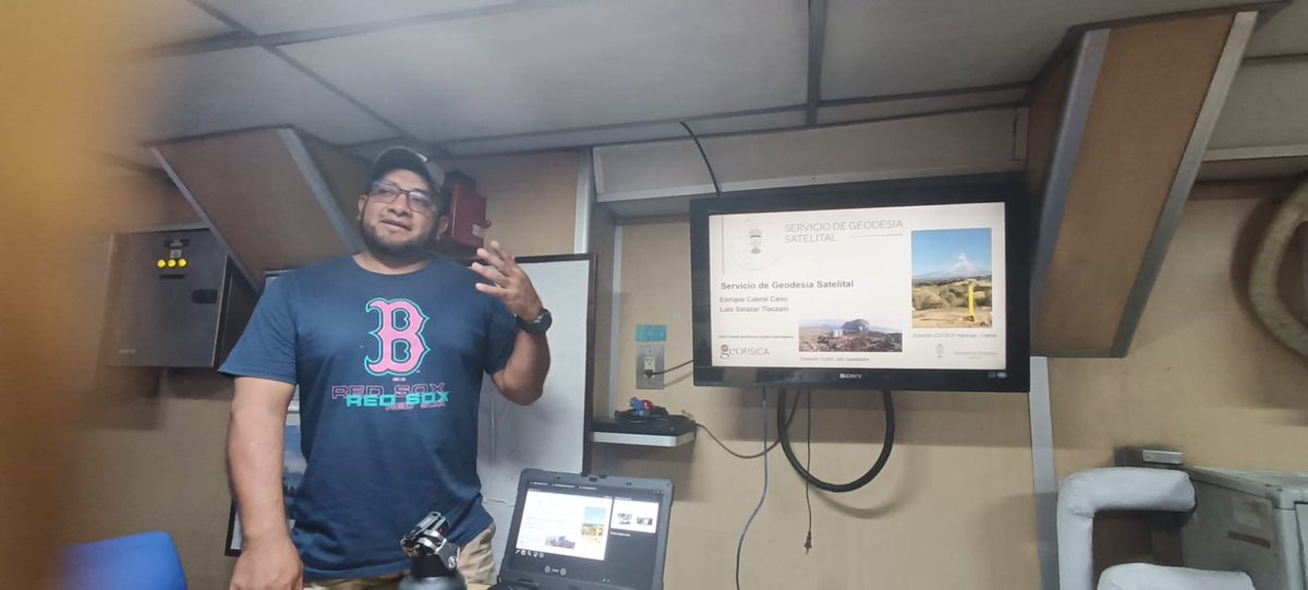 Durante el traslado de la misión de reconocimiento en Isla Socorro, a bordo del buque "Isla Tiburón", los integrantes de los servicios geofísicos organizaron un pequeño "congreso", en el cual explicaron a la tripulación del buque las actividades que se realizan en los servicios.