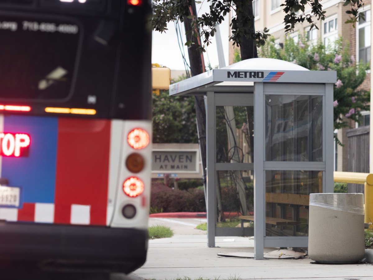 UTHealthHouston's tweet image. New research from Kevin Lanza, PhD, shows bus shelters can worsen heat stress.
Tree shade lowered heat stress by 6 degrees. One shelter design made it over 5 degrees hotter than standing in full sun.
Design matters for public health. Read more at go.uth.edu/BusShelter.