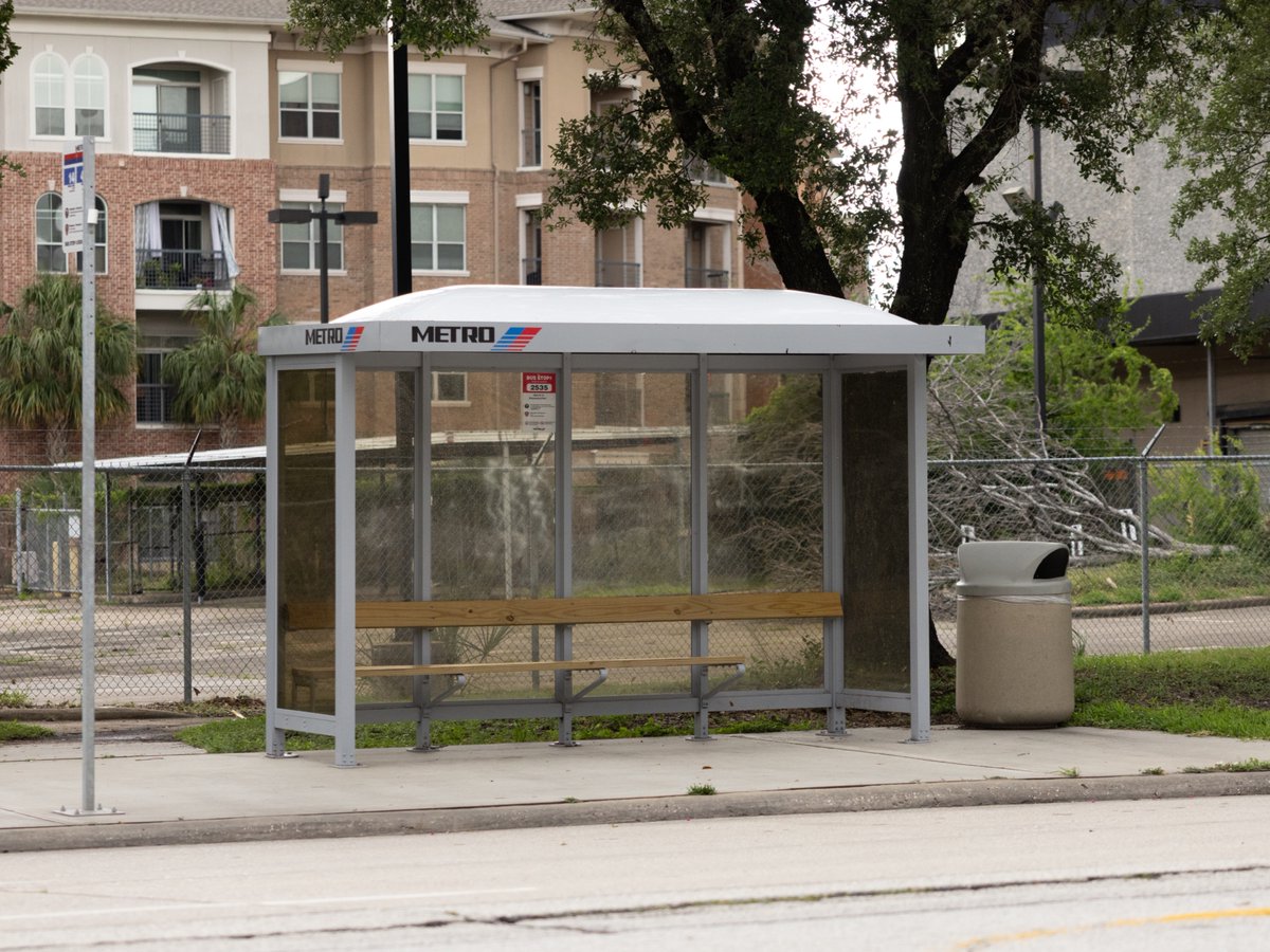 UTHealthHouston's tweet image. New research from Kevin Lanza, PhD, shows bus shelters can worsen heat stress.
Tree shade lowered heat stress by 6 degrees. One shelter design made it over 5 degrees hotter than standing in full sun.
Design matters for public health. Read more at go.uth.edu/BusShelter.