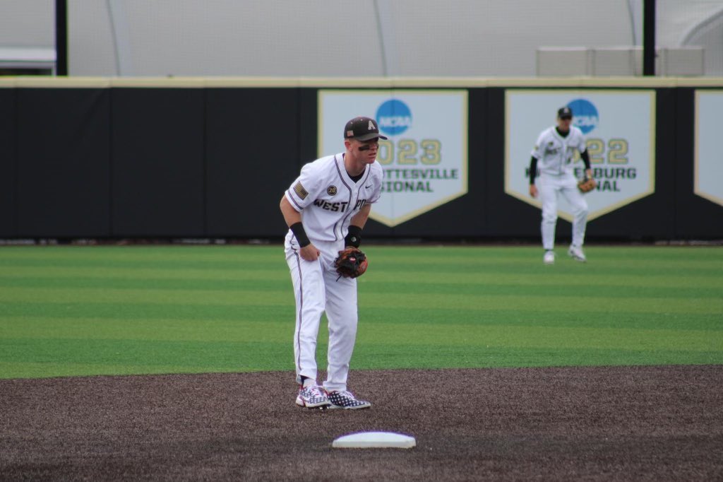 ArmyWP_Baseball's tweet image. Some things come full circle!
Chris Barr—playing for the @FirebirdsCCBL this summer—is being hosted by the daughter of former Army Baseball player Roger Conover, USMA Class of 1948!