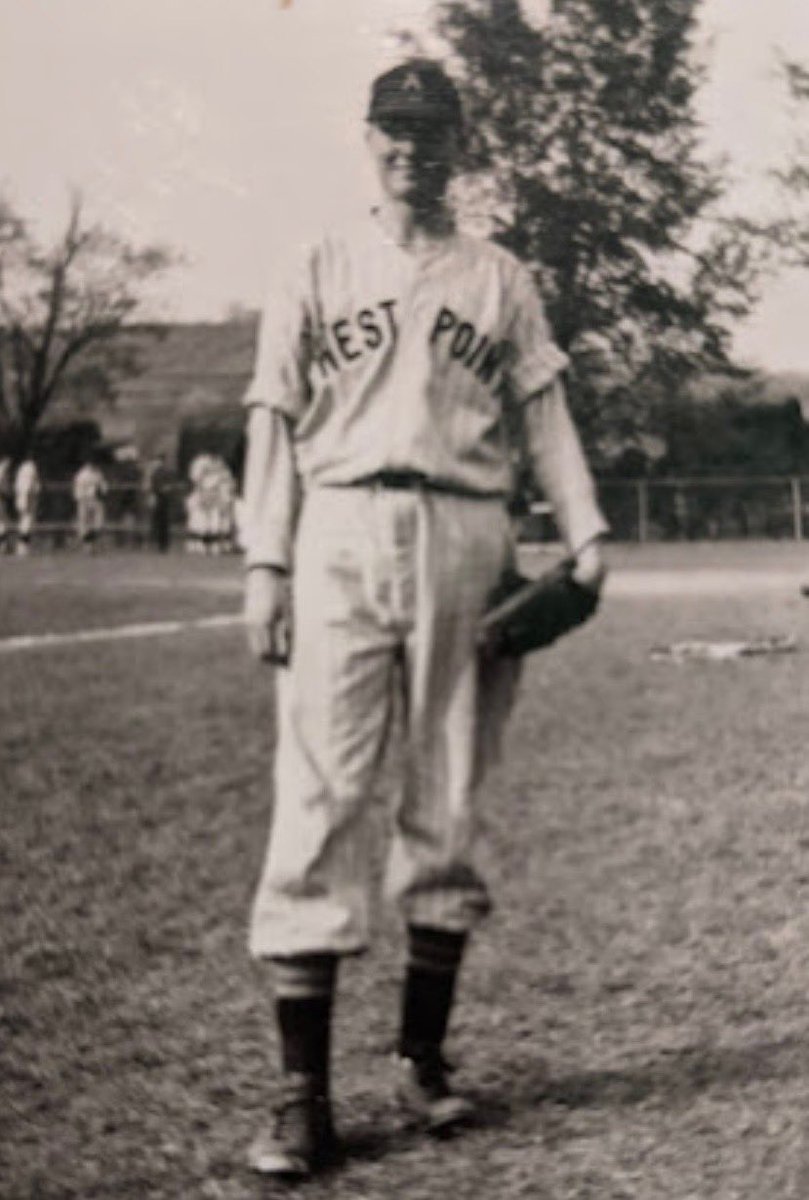 ArmyWP_Baseball's tweet image. Some things come full circle!
Chris Barr—playing for the @FirebirdsCCBL this summer—is being hosted by the daughter of former Army Baseball player Roger Conover, USMA Class of 1948!