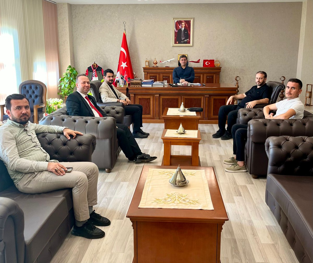 Türk Kızılay Kahramanmaraş Şubesi olarak, Onikişubat İlçe Kaymakamımız Sayın Salih Çiğdem’i makamında ziyaret ettik. Gerçekleştirilen nazik kabul ve misafirperverliği için Sayın Kaymakamımıza teşekkür ederiz.