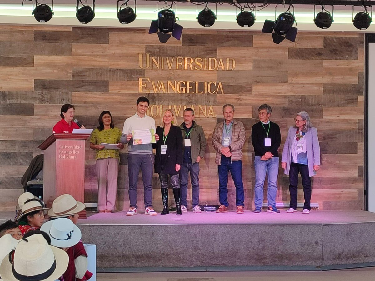 Arturo Palomino, ganador del premio SECS de investigación en bachillerato, recibe su diploma en el Simposio de Innovaciones Educativas del #CLACS2025, de manos de la presidenta de la SECS, Irene Ortiz. 📜👏 (Santa Cruz, Bolivia) 🇧🇴
#SECS #SoilScience