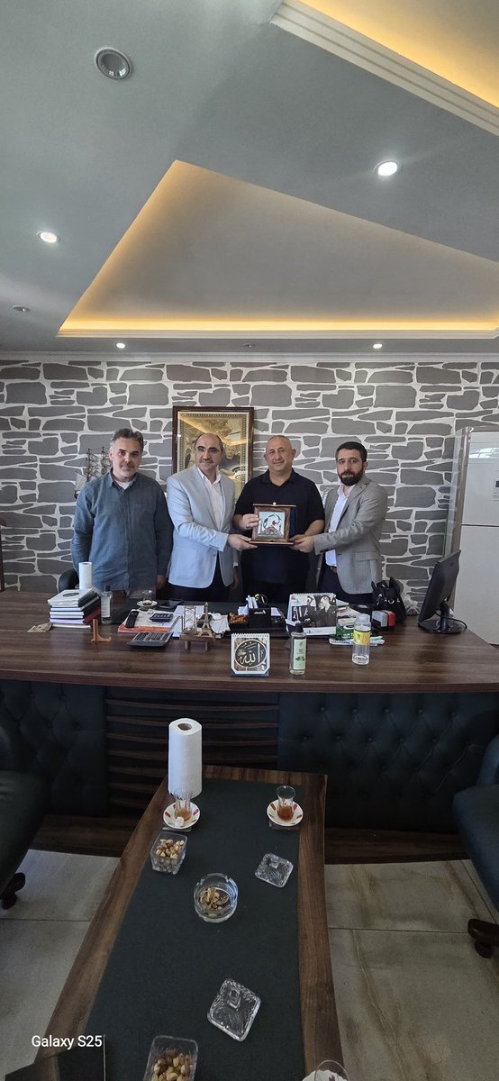 zahir_soganda's tweet photo. 📍Van, Tuşba 

İlim Yayma Cemiyeti Genel Merkezimizden teşkilat müdürü  Sn. Rafet GAYRETLİ  ve  Mezun İlişkileri Yöneticimiz Sn. Seyit Ömer GÜRLEYEN  ile birlikte Yönetim kurulumuz olarak iş insanı Sayın Ayhan TAŞKIRAN’a  ziyarette bulunduk.

Misafirperverlik, destek ve çalışmalarından dolayı teşekkür eder, kendisine hayırlı işler diliyoruz. 

@van_ilimyayma @iycgenelmerkez