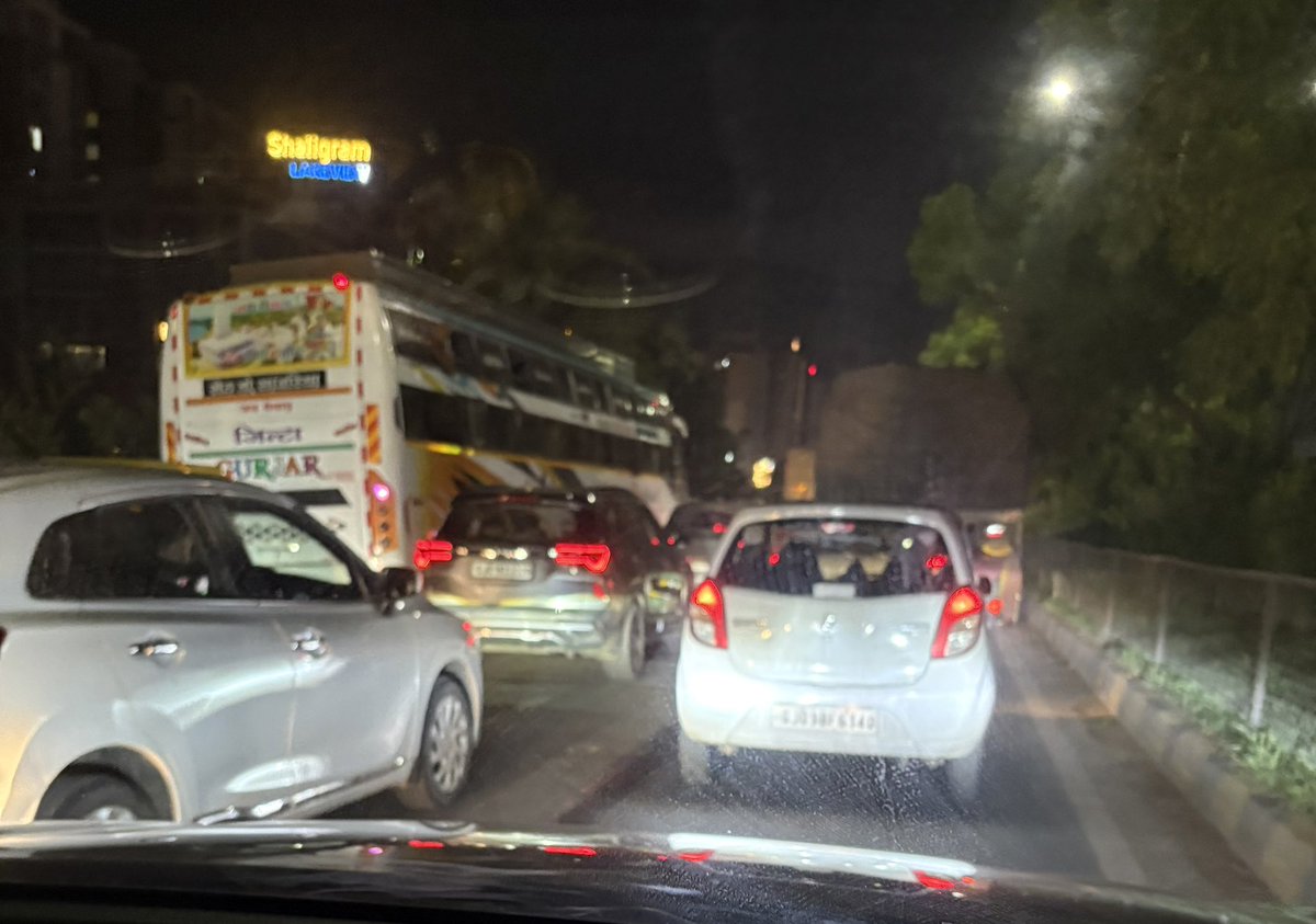 dhaval27solanki's tweet photo. Hello @AhmedabadPolice @PoliceAhmedabad 
Please take some actions on this, tragad underpass during 6 to 9:30 pm horrible traffic 
Kindly take some actions 
This traffic is due to bad road condition 
It takes 30 minutes to reach Zundal from tragad briedge 
#tragad 
#Ahmedabad https://t.co/Pah8KPIkF0