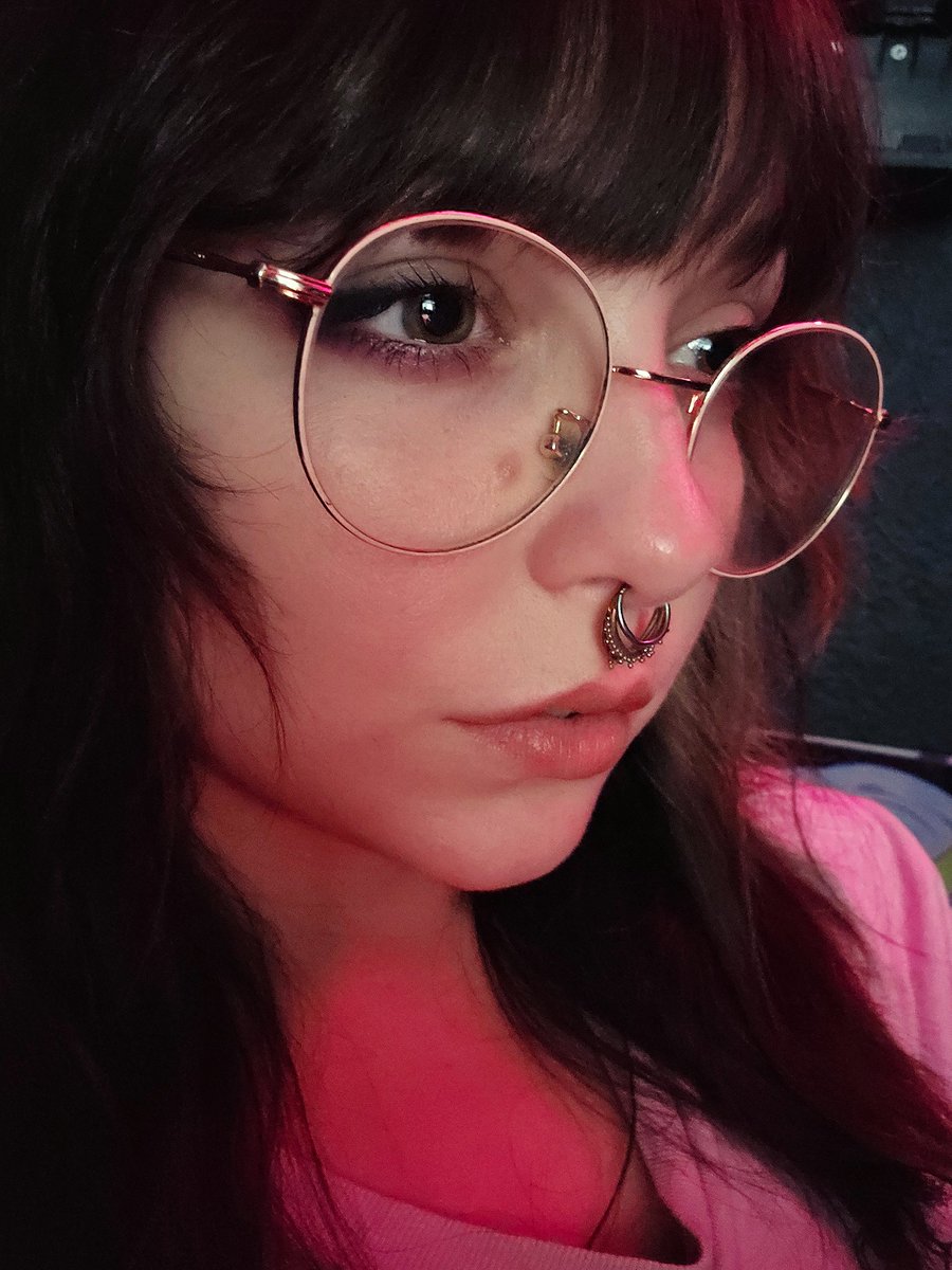 🦇✨️ I moved, started making art again, and now I'm back on my movie grind. Things are falling into place and I'm very, very happy with how my life is shifting~