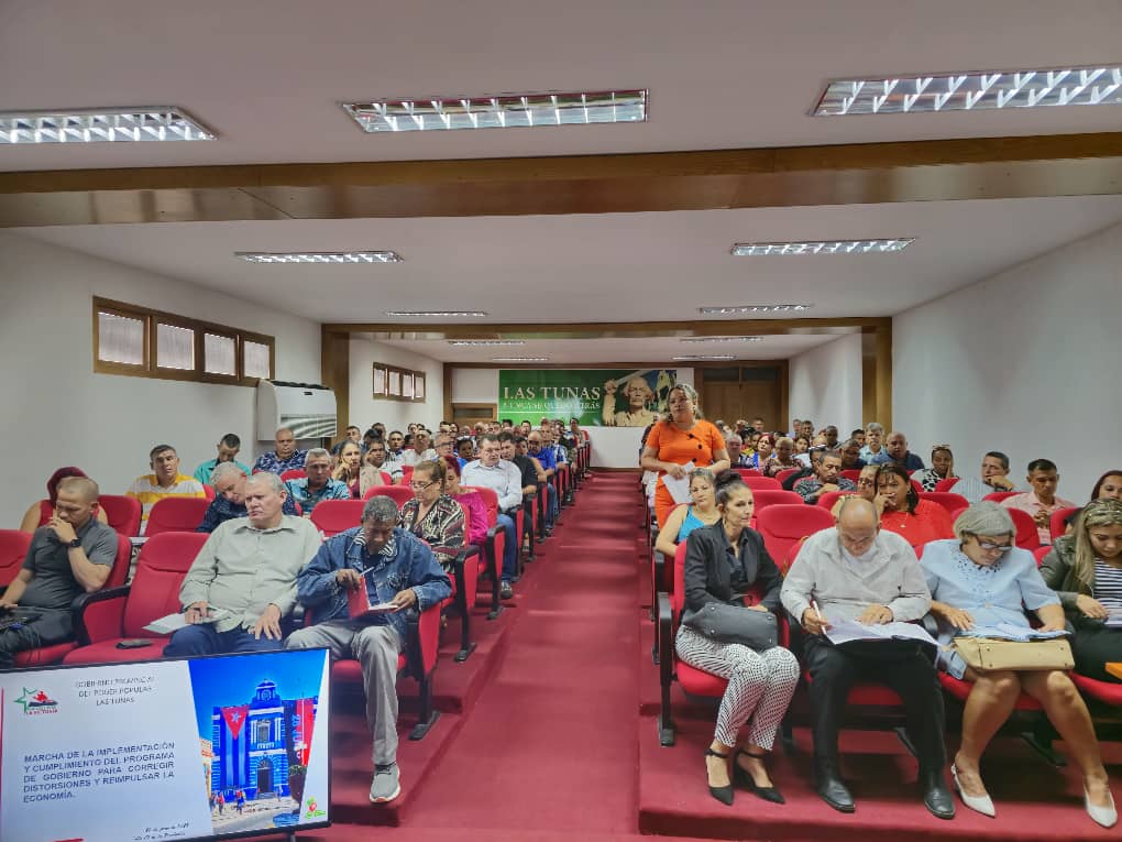 Eduardo Martínez Díaz (@edmartdiaz) on Twitter photo Participé en el Consejo Provincial de Las #Tunas donde analizamos el estado de cumplimiento del Programa de <a href="/GobiernoCuba/">Gobierno Cuba 🇨🇺</a>, para reimpulsar la economía. Aunque se cumplen algunos indicadores, se necesitan muchos mas resultados para satisfacer las necesidades del pueblo. Participé en el Consejo Provincial de Las #Tunas donde analizamos el estado de cumplimiento del Programa de <a href="/GobiernoCuba/">Gobierno Cuba 🇨🇺</a>, para reimpulsar la economía. Aunque se cumplen algunos indicadores, se necesitan muchos mas resultados para satisfacer las necesidades del pueblo.